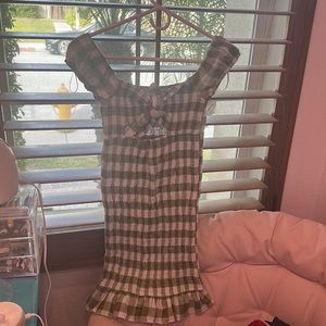 This dress is a gorgeous and has green and white colors and a comfy texture.